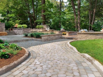 Garden edging with grey cobble stone 